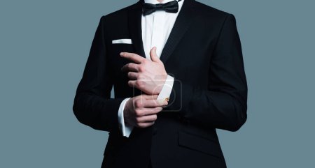 Foto de Mirada de negocios. Hombre arreglando gemelos. Moda de traje masculino. Caballero de traje negro. Ropa elegante y elegante - Imagen libre de derechos
