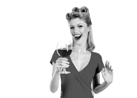 Téléchargez les photos : Drôle de sommelier dégustant du vin rouge. Femme reniflant du vin rouge dans un verre. Femme souriante regardant la caméra avec un verre de vin rouge sur un fond blanc - en image libre de droit