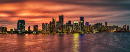 Foto de Miami Skyline al atardecer por la noche. Miami, Florida, Estados Unidos skyline en Biscayne Bay - Imagen libre de derechos