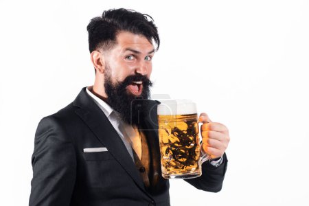 Foto de Divertido barbudo hombre hipster borracho sostiene cerveza artesanal - Imagen libre de derechos
