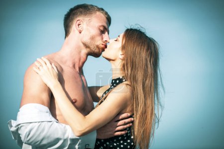 Téléchargez les photos : Couple amoureux baiser. Couple embrasser en plein air. Concept romantique et amoureux. Beau baiser de couple heureux et câlins. baiser sensuel - en image libre de droit