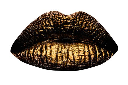 Foto de Primeros labios dorados. Labio de metal dorado. Hermoso maquillaje aislado en blanco. Brillo labial dorado en la belleza de la boca femenina, primer plano macro - Imagen libre de derechos