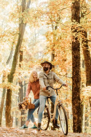 Téléchargez les photos : Couple amoureux vélo ensemble dans le parc forestier. Homme et femme barbus se détendant dans la forêt d'automne. Couple romantique au rendez-vous. Date et amour. Randonnée automnale en forêt. Date romantique avec vélo
. - en image libre de droit