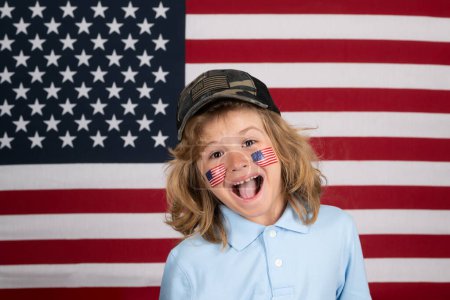 Téléchargez les photos : Independence day 4th of july. Child with american flag. American flag on kids cheek. American patriot, fan - en image libre de droit