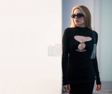 Foto de Elegante modelo de moda en gafas de sol. Mujer hermosa joven en ropa de verano de moda - Imagen libre de derechos