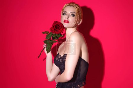 Foto de Estudio retrato de belleza de joven hermosa mujer sexy con flor de rosa roja - Imagen libre de derechos