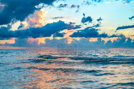 Foto de Cielo nublado en el atardecer del mar, amanecer en la playa del océano. Paisaje del atardecer en el cielo después del atardecer. Salida del sol con nubes de diferentes colores contra el cielo y el mar - Imagen libre de derechos