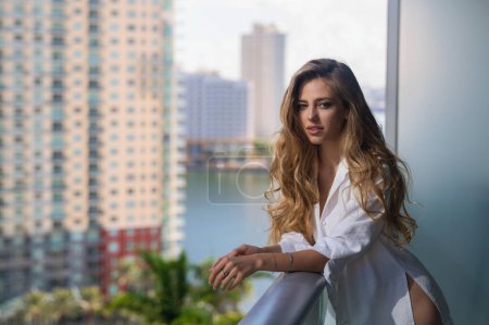 Foto de Mujer joven en la mañana en el balcón - Imagen libre de derechos