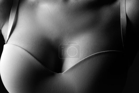 Foto de Women with large breasts. Sexy breas, boobs in bra, sensual tits. Beautiful slim female body. Lingerie model. Closeup of sexy female boob in bra - Imagen libre de derechos