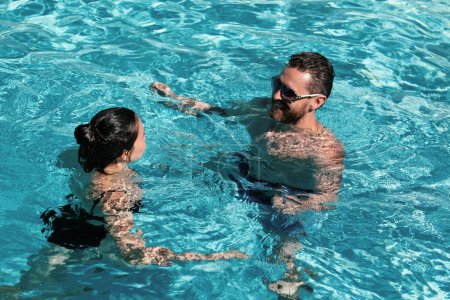 Téléchargez les photos : Station balnéaire estivale. Gagnant. Couple dans la piscine. Fête piscine - en image libre de droit