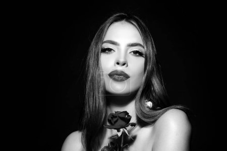 Foto de Sexy mujer labios con lápiz labial rojo y rosa roja hermosa en negro - Imagen libre de derechos