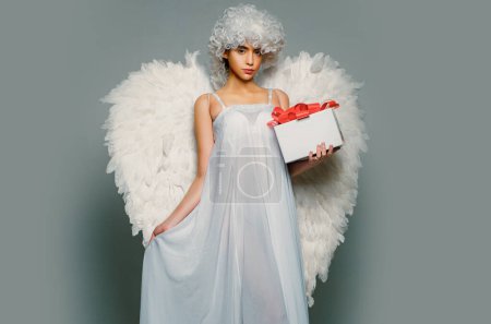 Foto de Mujer joven disfrazada de ángel. Hermosa chica voladora de hadas en vestido blanco. Maravillosa chica ángel rubia con alas blancas - Imagen libre de derechos