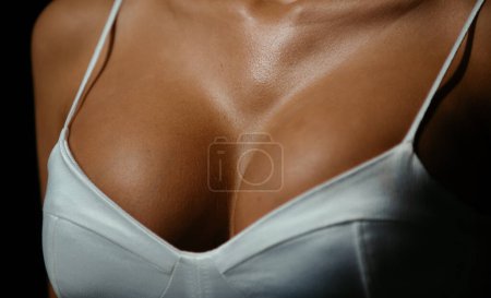 Téléchargez les photos : Closeup women body. Bra model. Female breast. Women body shape. Breast boobs, woman after plastic surgery. Huge breasts, big boobs - en image libre de droit
