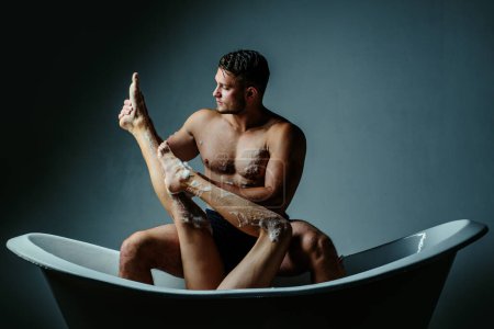 Téléchargez les photos : Homme laver femme nue. Passion et toucher sensuel. Massage et spa familial. Beau concept de style de vie. J'aime tout d'elle. Couple romantique se détendre dans le bain à la maison ensemble. Hygiène et spa - en image libre de droit