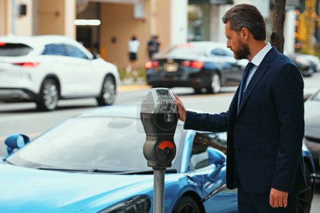 Téléchargez les photos : Succès bel homme sexy près de la voiture. Homme d'affaires parking voiture dans la rue - en image libre de droit