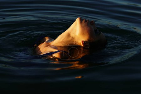 Téléchargez les photos : Femme sexy posant dans l'eau. Vacances d'été et concept de voyage. L'été - en image libre de droit
