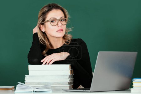 Téléchargez les photos : Portrait de la ligne d'enseignement enseignante féminine des élèves du secondaire avec ordinateur portable en classe - en image libre de droit