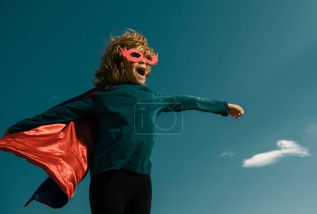 Téléchargez les photos : Enfant excité habillé comme un super-héros. Concept de super héros - en image libre de droit
