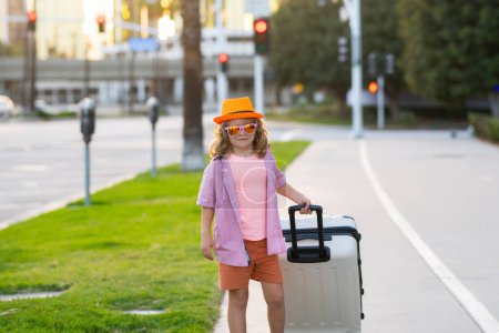 Foto de Concepto de viaje. Niño con maleta de viaje de vacaciones. Niños viajando - Imagen libre de derechos