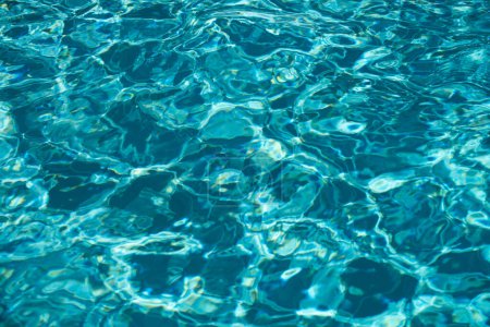 Foto de Ripple Agua en piscina con reflejo solar. Fondo de agua ondulada - Imagen libre de derechos