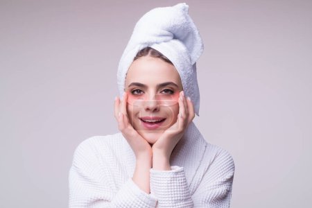 Téléchargez les photos : Eye patches, Beautiful girl with towel use facial eye patch. Beauty face. Young woman using eye patches, reduce puffiness and dark circles. Girl apply eye pads with hyaluronic acid for hydration - en image libre de droit