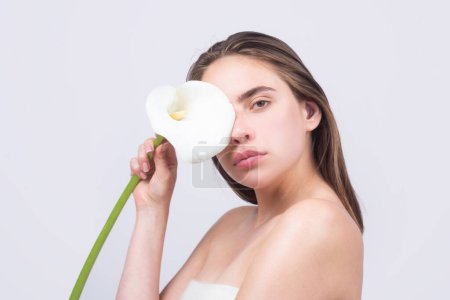 Téléchargez les photos : Beauty girl with calla lily. Beautiful sensual woman hold flowers, studio portrait - en image libre de droit