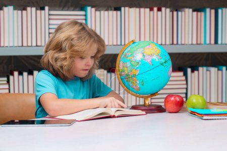 Foto de Niño nerd de la escuela. Un niño inteligente de la escuela primaria con libro. Un genio inteligente listo para aprender. Estudio duro - Imagen libre de derechos