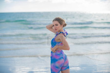 Téléchargez les photos : Femme en bikini sur la plage tropicale. Portrait d'été de jeune belle fille sur la plage avec bikini. Belle jeune femme sur la plage. Liberté et concept insouciant - en image libre de droit