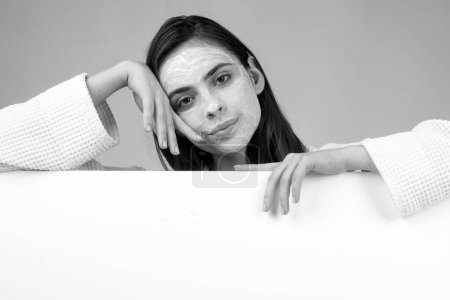 Téléchargez les photos : Portrait de beauté de beau modèle féminin avec masque facial crème, isolé. Bannière avec espace de copie, espace vide - en image libre de droit