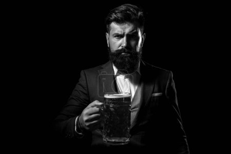 Foto de Hombre de moda serio en traje con vaso de cerveza isoalted en negro, espacio de copia - Imagen libre de derechos