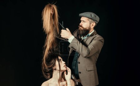 Téléchargez les photos : Publicité et concept de salon de coiffure. Coiffeur et coiffeur. Femme se faire couper les cheveux par coiffeur au salon de coiffure - en image libre de droit
