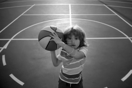 Foto de Niño preparándose para el baloncesto. El mejor deporte para niños. Estilo de vida infantil activo - Imagen libre de derechos