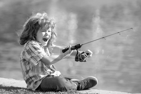 Foto de Retrato de niño sorprendido emocionado pesca. Niño sorprendido pescando en el lago. Joven pescador. Chico con spinner en el río. Retrato de niño emocionado pesca - Imagen libre de derechos