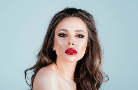 Téléchargez les photos : Lèvres rouges passionnées, maquillage des yeux fumé. Femme sensuelle avec maquillage de mode - en image libre de droit