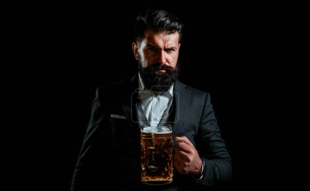 Foto de Hombre cervecero feliz sosteniendo vaso con cerveza. Bebe cerveza. - Imagen libre de derechos
