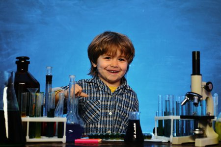 Foto de Una demostración química. Ciencias químicas. Primer día de escuela. Aprender en casa. Día del conocimiento - Imagen libre de derechos