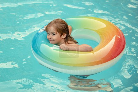 Téléchargez les photos : Vacances d'été. Week-end d'été pour les enfants. Garçon dans la piscine avec cercle en caoutchouc gonflable - en image libre de droit