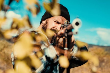 Foto de Pistola de caza. Hunter con escopeta a la caza. Temporada de caza cerrada y abierta - Imagen libre de derechos
