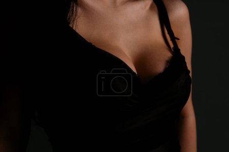 Foto de Sexy large breasts. Woman breas, boobs in bra, sensual tits. Beautiful naked body. Lingerie model. Closeup of sexy female boob in black bra - Imagen libre de derechos