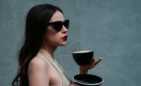 Foto de Mujer de moda bebiendo café de la mañana. Americano capuchino latte espresso - Imagen libre de derechos