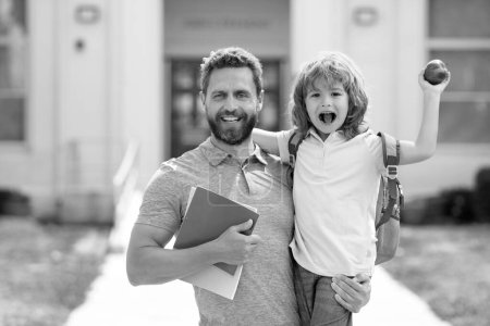 Téléchargez les photos : Portrait de père et fils heureux revenant de l'école - en image libre de droit