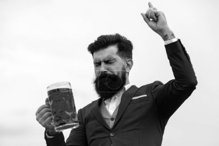 Foto de Hombre retro con una cerveza. Cerveza tradicional. Hombre retro vintage con cerveza - Imagen libre de derechos