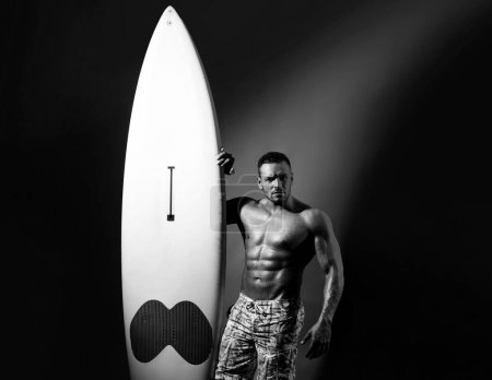 Téléchargez les photos : Sexy garçon d'été musclé. Beau homme avec planche de serf ou planche de surf avec athlète, forme et corps ferme - en image libre de droit