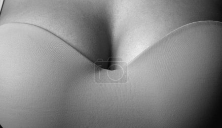 Téléchargez les photos : Lingerie model. Women breasts. Sexy breas, boobs in bra, sensual tits. Beautiful slim female body. Closeup of sexy girl boob in bra - en image libre de droit