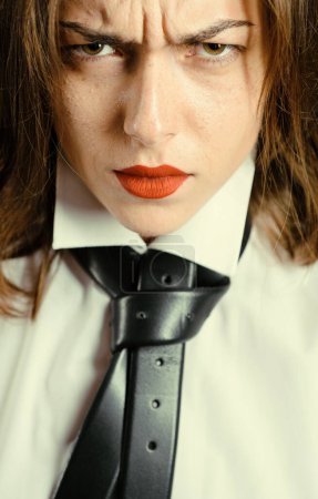 Foto de Descontento. No me gustas. Sexy mujer caliente con labios rojos - Imagen libre de derechos