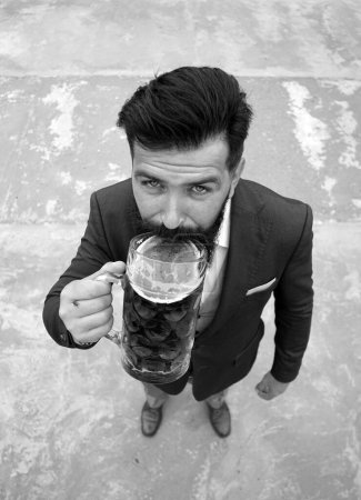 Foto de Longitud completa, gran ángulo. Hombre divertido bebiendo cerveza de una taza de vidrio - Imagen libre de derechos