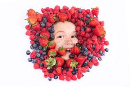 Téléchargez les photos : Bannière Berry. Visage enfant aux baies mélange de fraises, bleuets, framboises, mûres - en image libre de droit