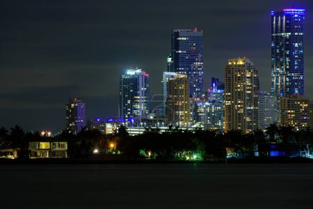 Téléchargez les photos : Miami quartier des affaires, lumières et reflets des lumières de la ville. Skyline Miami - en image libre de droit