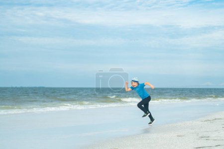Téléchargez les photos : Joli gosse courir sur la mer d'été. Le corps entier d'un gamin qui court sur la plage d'été. Joyeux garçon aime courir sur l'océan. Incroyable enfant. Excité enfant courir sur la plage - en image libre de droit