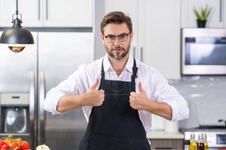 Foto de Retrato de chef, cocinero o panadero. Hombre en sombrero de cocinero y cocinero uniforme cocina en la cocina - Imagen libre de derechos